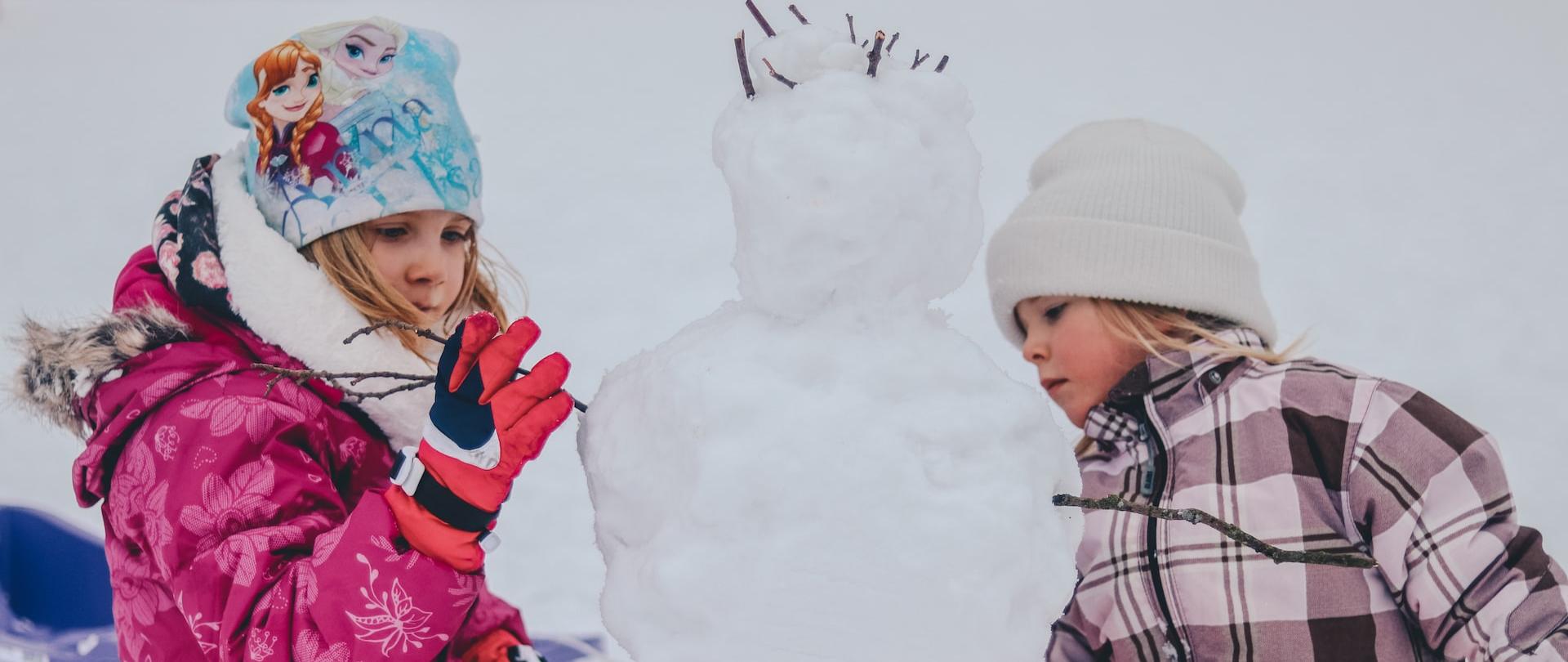 dzieci lepią bałwana