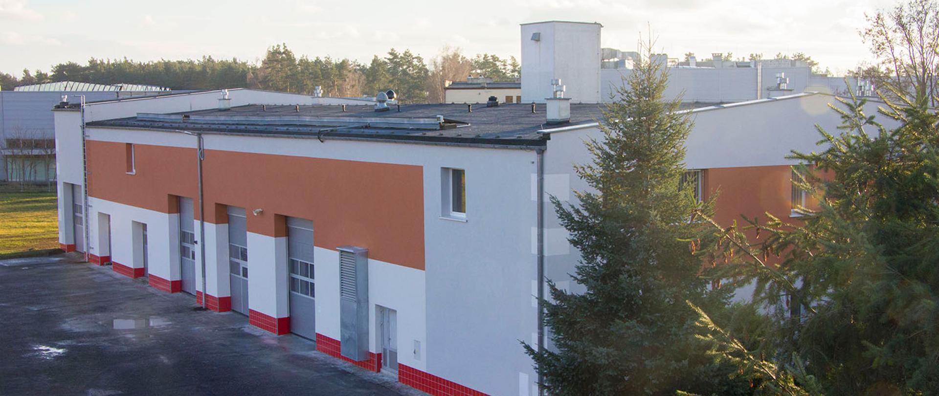 Budynek drugi komendy po przeprowadzonym remoncie elewacj. Z przodu budynku widoczne drzewa.
