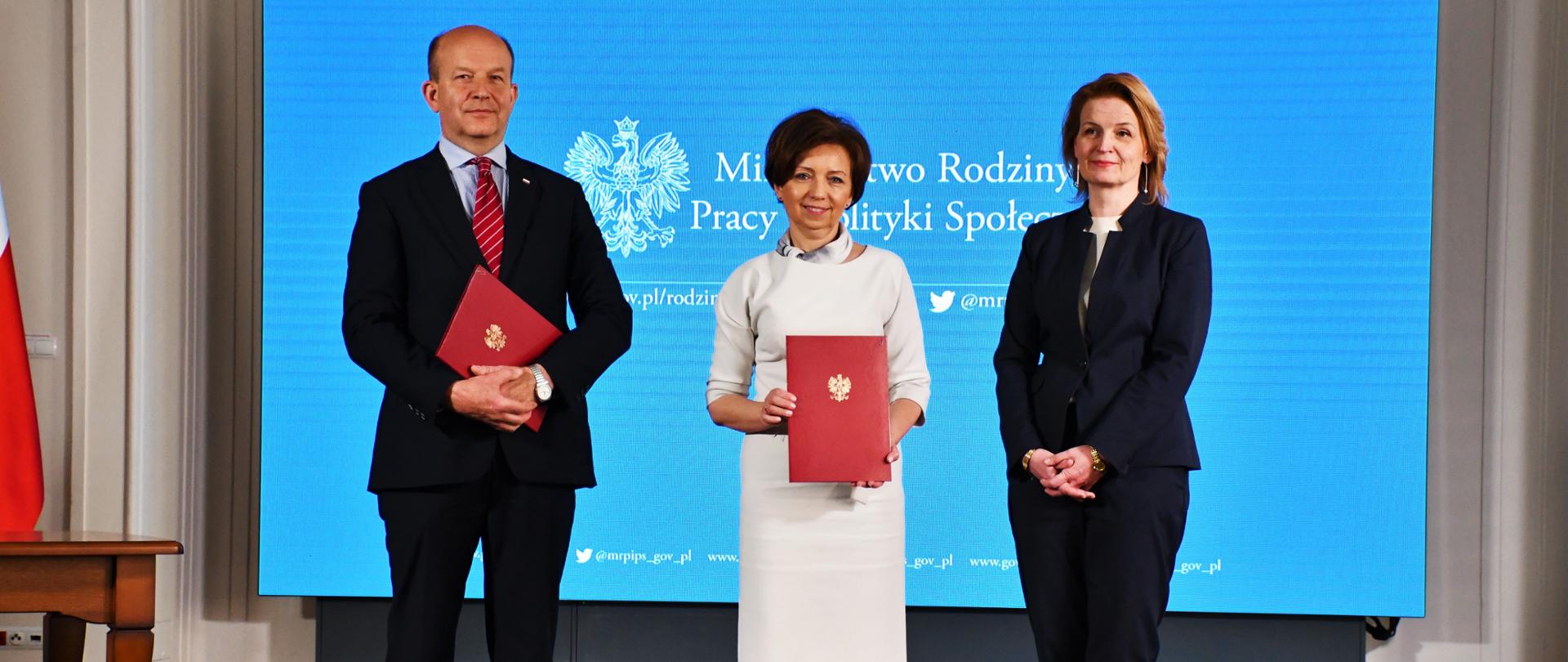 Od lewej: Wojewoda Mazowiecki Konstanty Radziwiłł; Minister Rodziny, Pracy i Polityki Społecznej Marlena Maląg oraz Wiceminister Rodziny, Pracy i Polityki Społecznej Barbara Socha z podpisaną umową partnerską