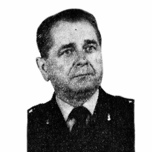 kapitan pożarnictwa Władysław Kęsy w mundurze wyjściowym bez nakrycia głowy. Zdjęcie w odcieniach szarości. Zdjęcie reprodukowane z miniatury w publikacji "100 lat OSP w Ostrzeszowie w służbie społeczeństwa 1879-1976"