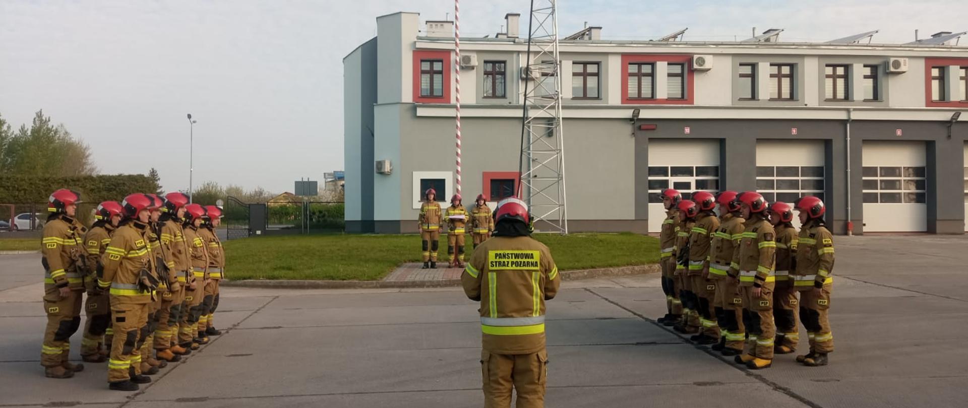Dzień Flagi Rzeczypospolitej Polskiej w KP PSP Brzeg - Strażacy ustawieni w szyku podczas czytania rozkazu.
