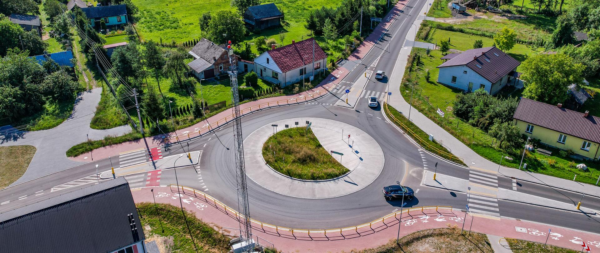 Fotografia przedstawia rondo w ujęciu z drona, na DK46 odcinek Lelów-Nakło