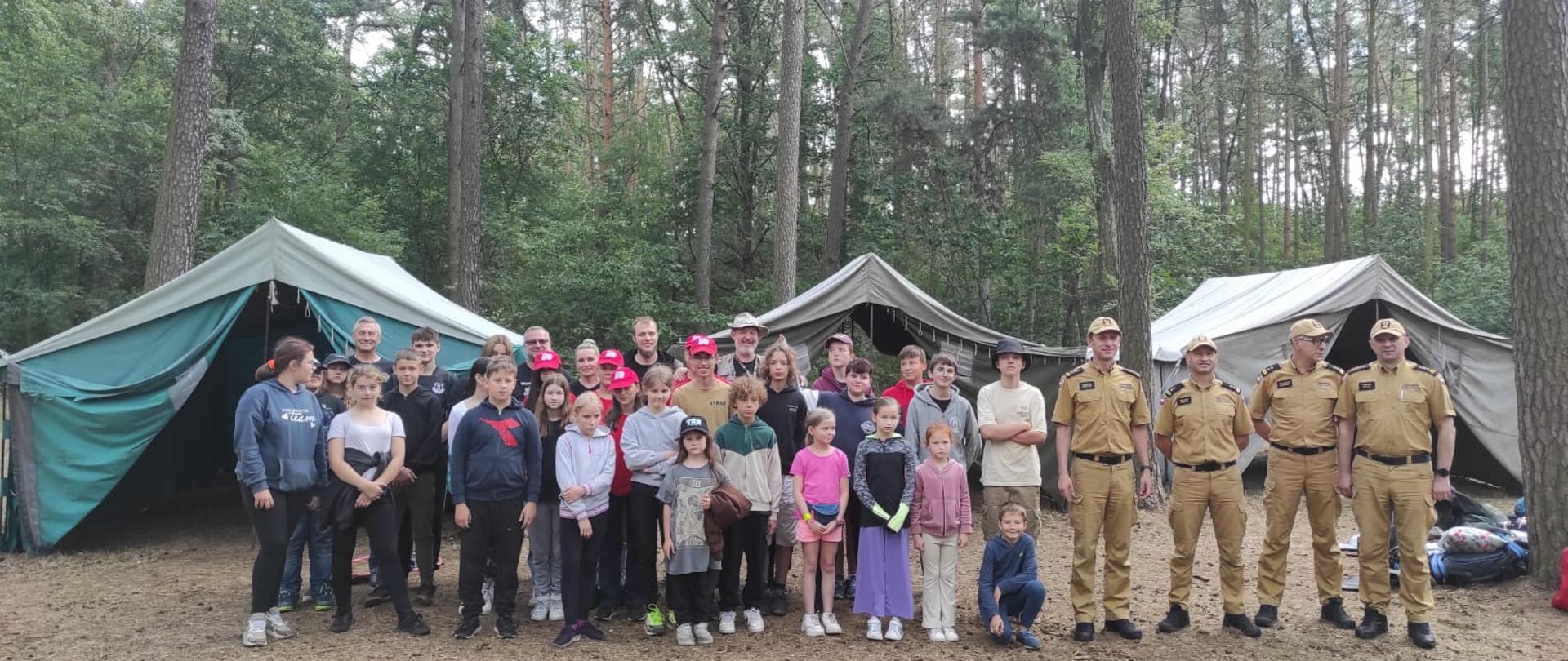 las, funkcjonariusze, uczestnicy obozu, światło słoneczne