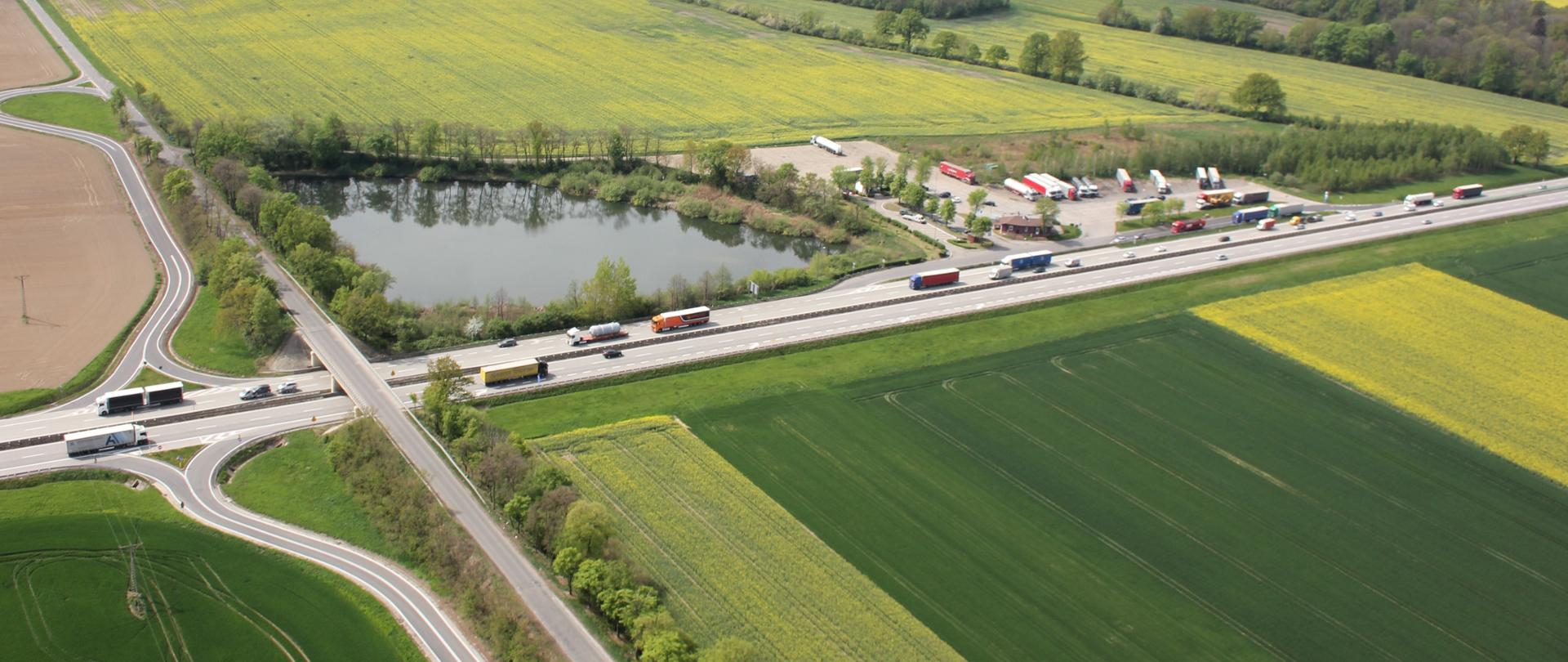 NA zdjęciu widać autostradę A4 na odcinku od Legnicy do Wrocławia, gdzie znajduje sie parking Gościsław oraz węzeł Gościsław