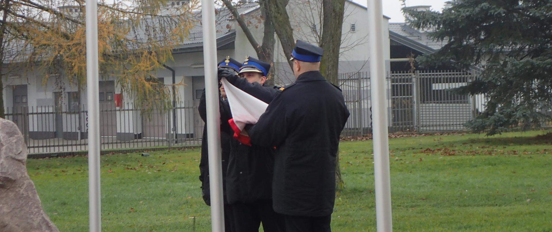 Poczet flagowy wiesza flagę państwową na maszt