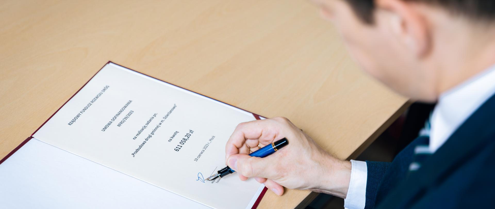 Wojewoda Mazowiecki Tobiasz Bocheński podpisał umowy z samorządowcami na dofinansowanie projektów infrastrukturalnych w ramach Rządowego Funduszu Rozwoju Dróg.