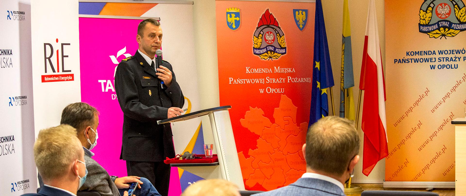 Zastępca Opolskiego Komendanta Wojewódzkiego PSP w Opolu st. bryg. Arkadiusz Kuśmierski przemawia podczas konferencji w Opolu
