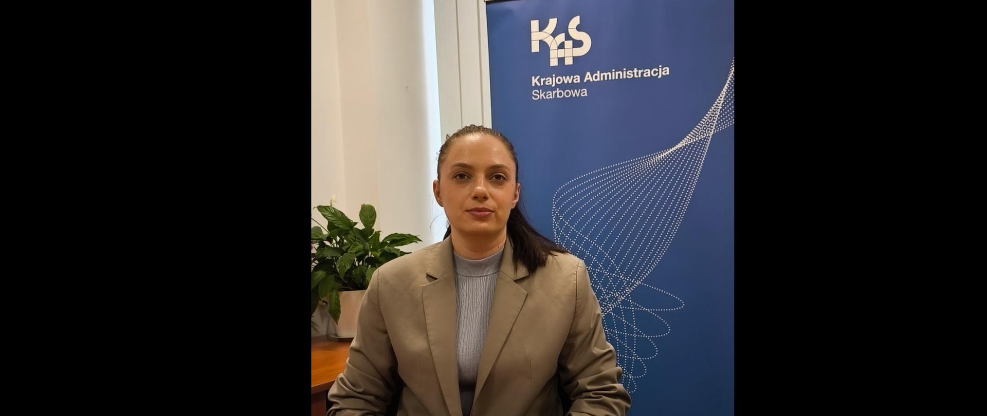 Kobieta na tle banera KAS.