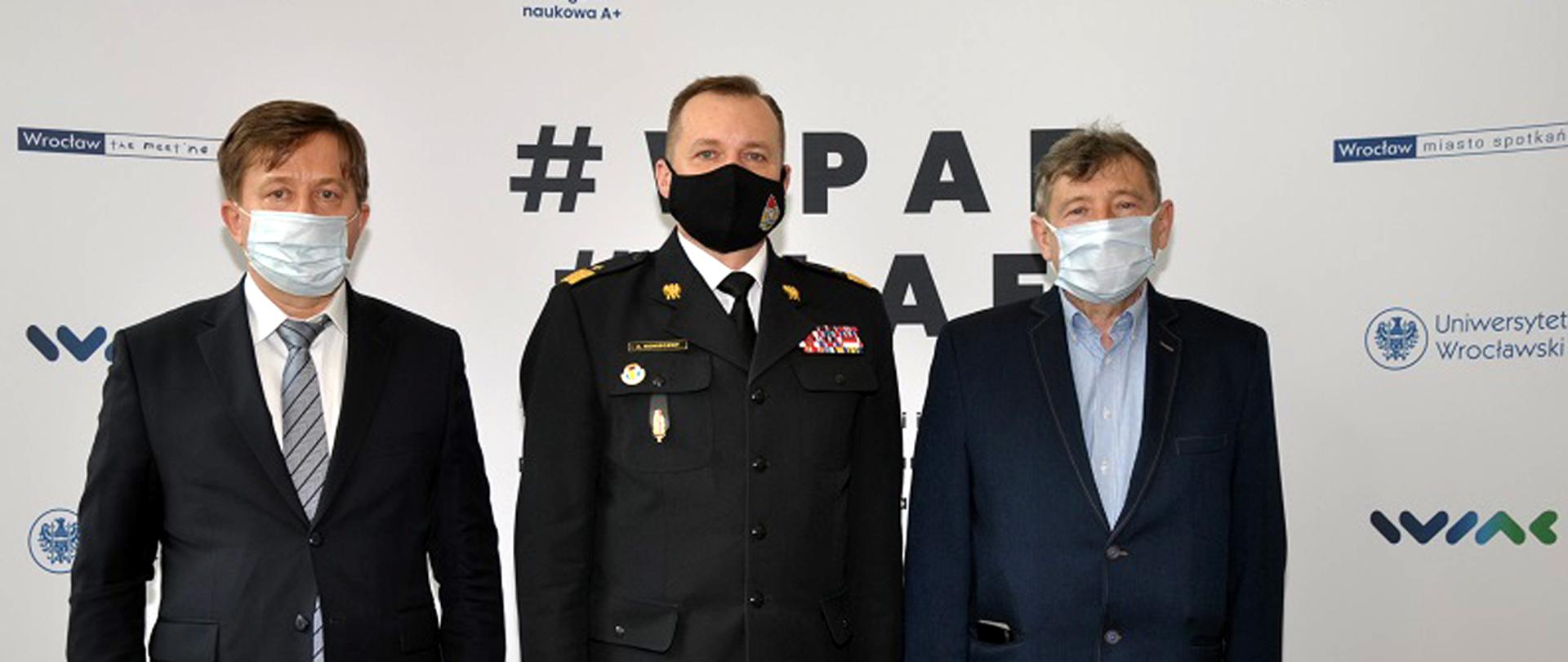 Spotkanie Zastępcy Komendanta Głównego PSP z przedstawicielami Wydziału Prawa, Administracji i Ekonomii , od lewej prof. dr hab. Karol Kiczka – Dziekan WPAE, nadbryg. dr inż. Adam Konieczny – Zastępca Komendanta Głównego Państwowej Straży Pożarnej i prof. dr hab. Tadeusz Kocowski – Dyrektor Instytutu Nauk Administracyjnych WPAE