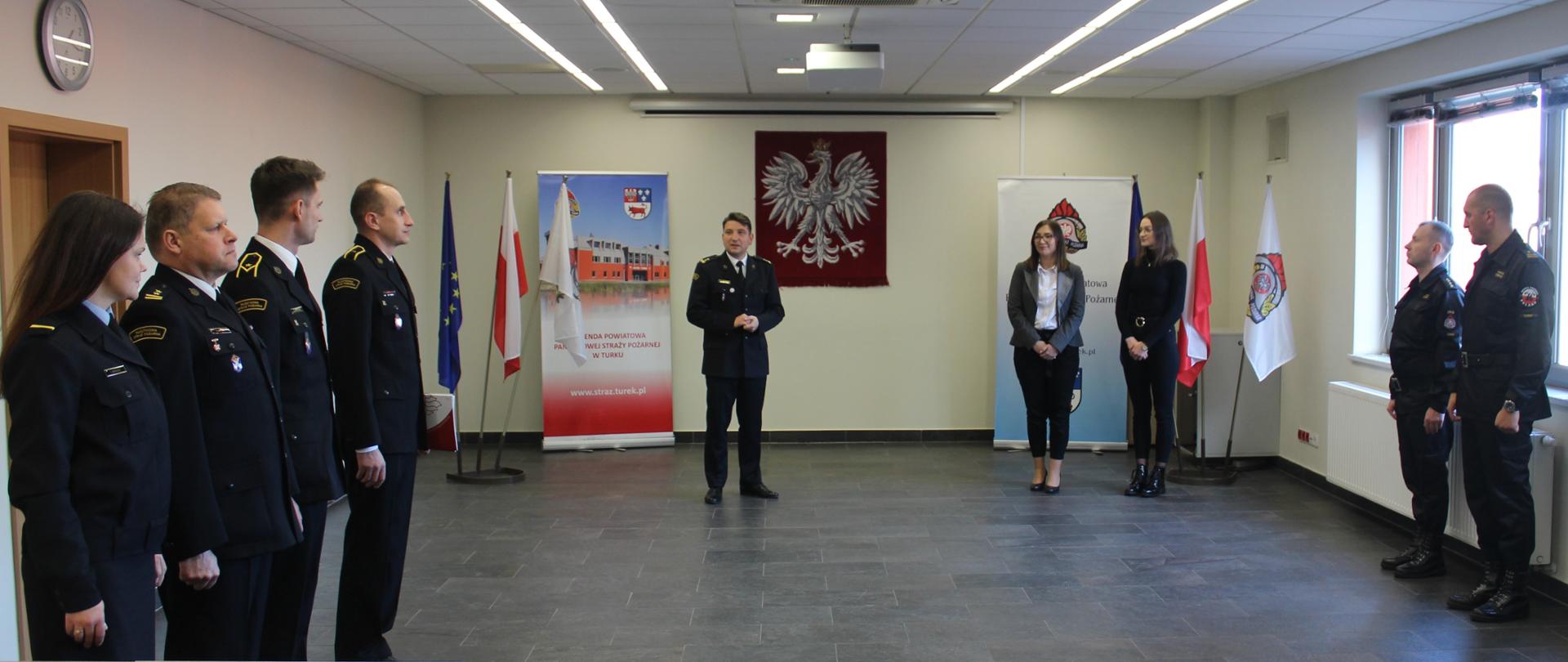 Pracownicy komendy w raz z Komendantem w trakcie przemowienia.