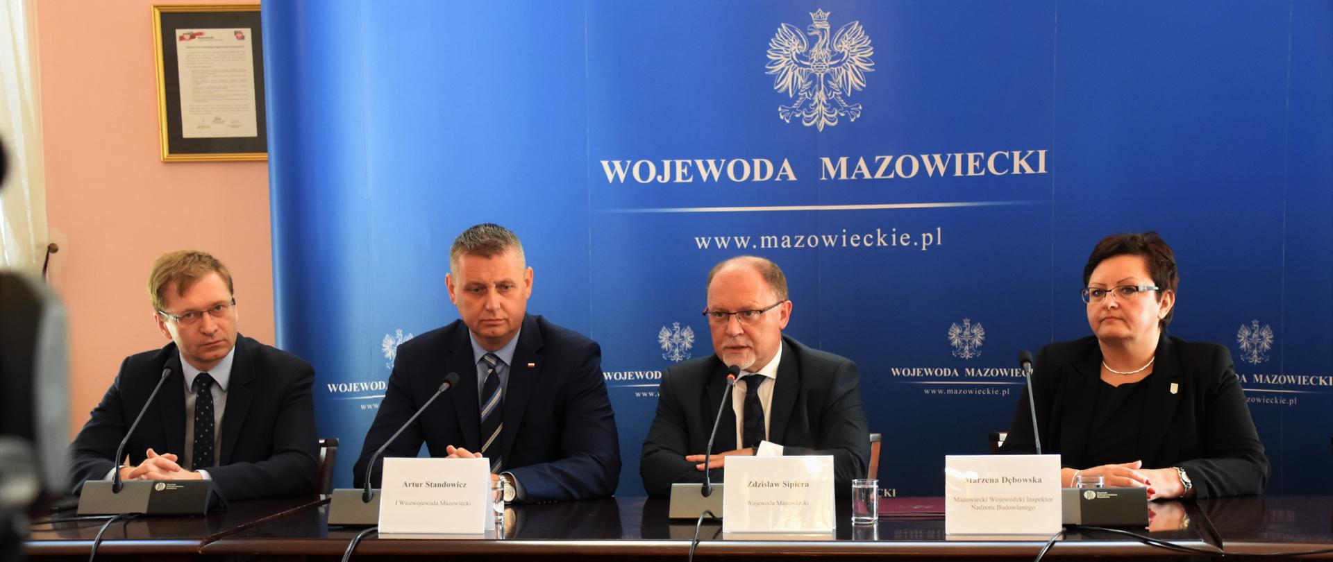 W konferencji poświęconej tematyce odbiorów wschodniego odcinka II linii metra uczestniczyli m.in. Wojewoda Mazowiecki Zdzisław Sipiera, Wicewojewoda Mazowiecki Artur Standowicz i Marzena Dębowska, Mazowiecki Wojewódzki Inspektor Nadzoru Budowlanego