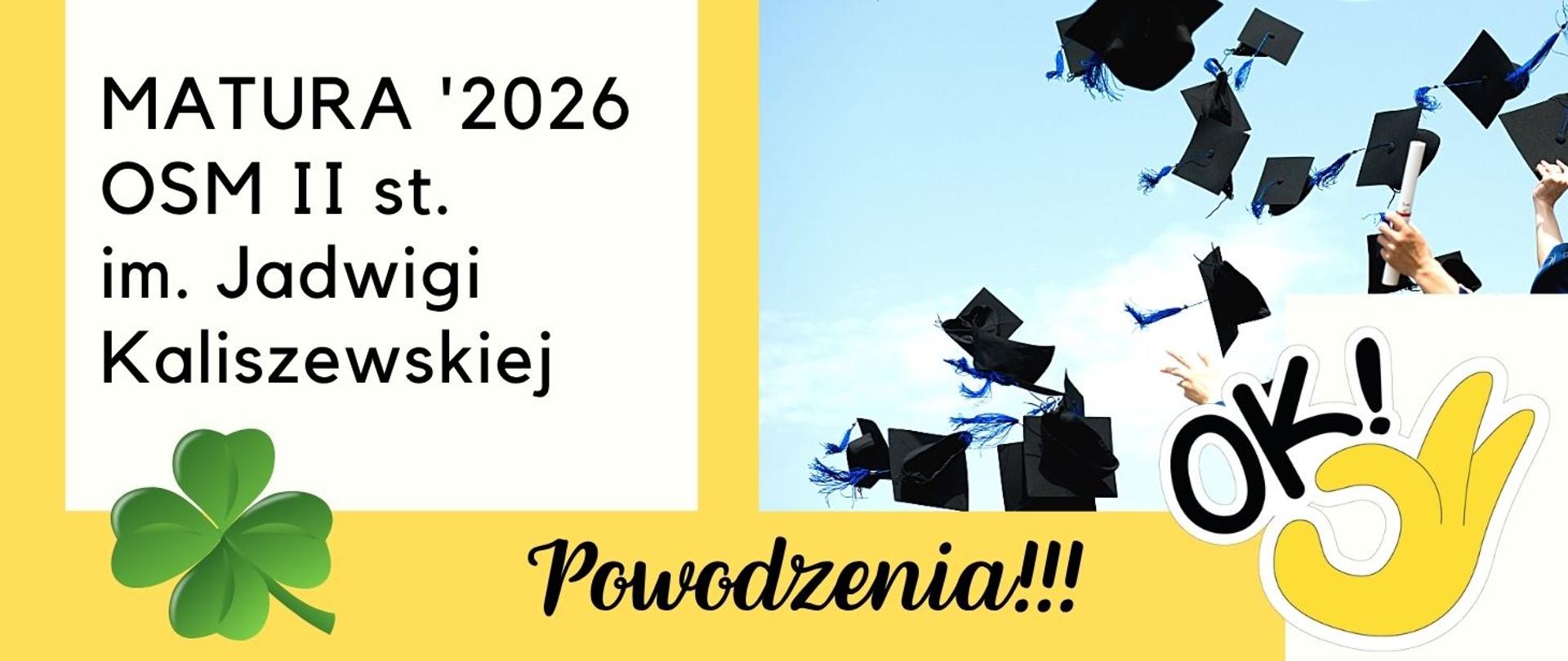 Baner okolicznościowy z napisem: MATURA '2026 OSM II st. im. Jadwigi Kaliszewskiej. W centralnej części znajduje się napis „Powodzenia!!!” wykonany ozdobną czcionką. Grafika przedstawia radosną scenę wyrzucania czarnych biretów z niebieskimi frędzlami w górę. Dodatkowo widoczna jest zielona koniczynka na szczęście oraz naklejka z napisem „OK!”.
