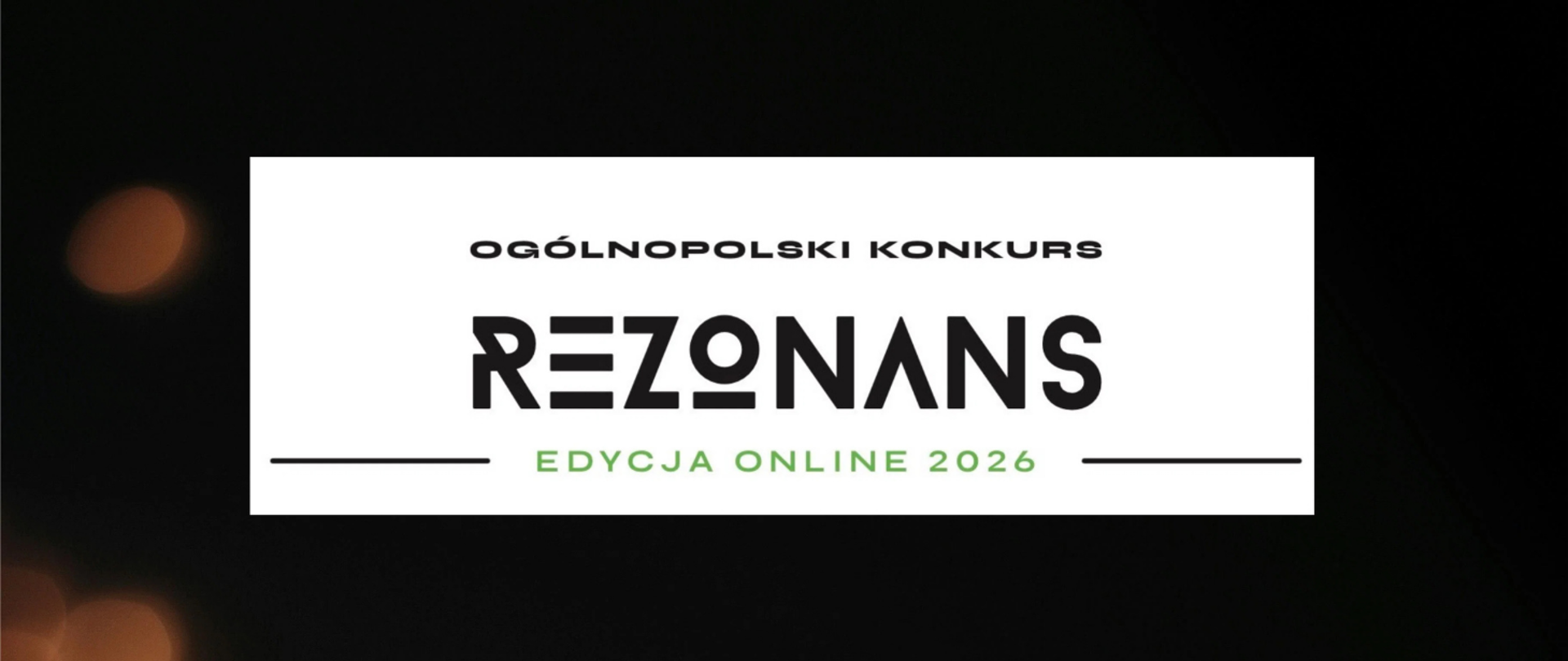 Plakat Ogólnopolskiego Konkursu Instrumentalnego REZONANS – edycja online 2026. Na ciemnym, niemal czarnym tle z rozmytymi złotymi światłami znajduje się biały prostokąt z logo konkursu i napisem „OGÓLNOPOLSKI KONKURS REZONANS”. 