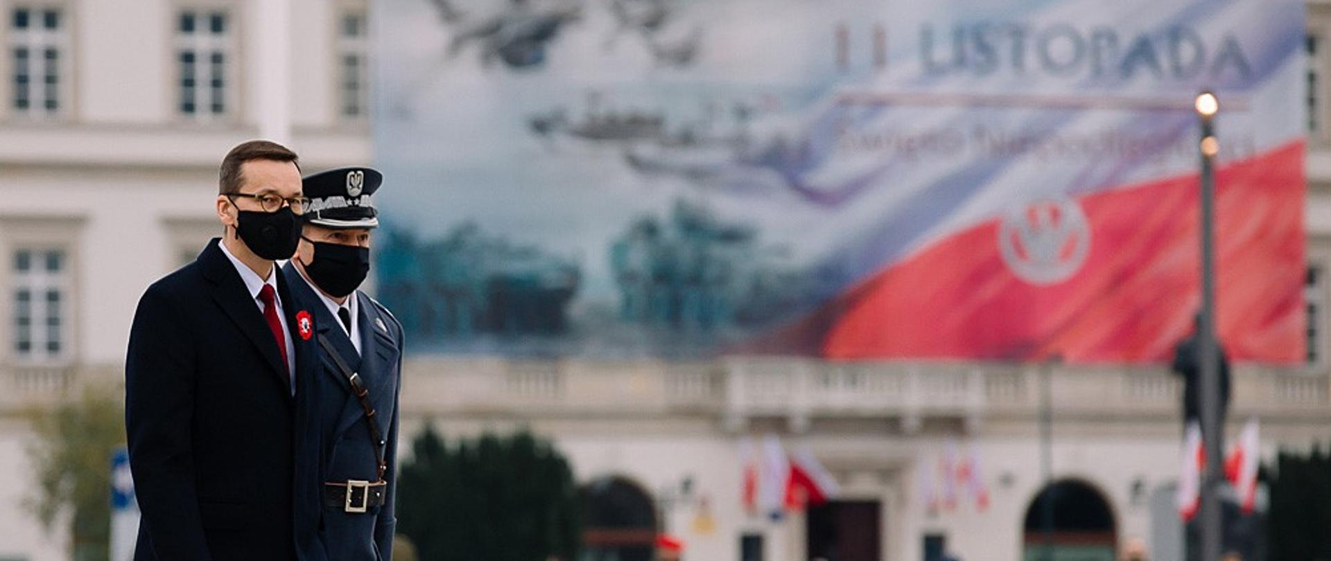 Premier oraz dowódca idą na Placu Piłsudskiego.