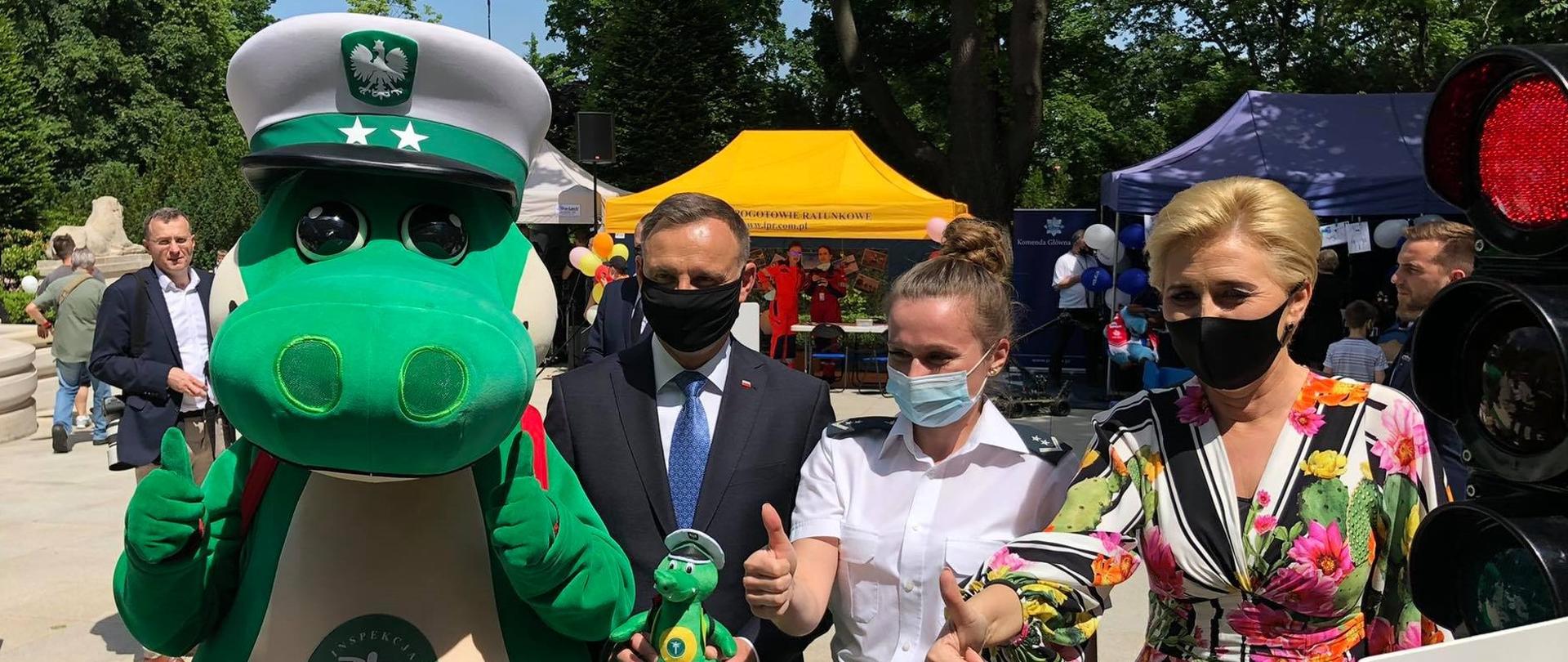Para Prezydencka na zdjęciu z inspektorem ITD i Krokodylkiem Tirkiem.
