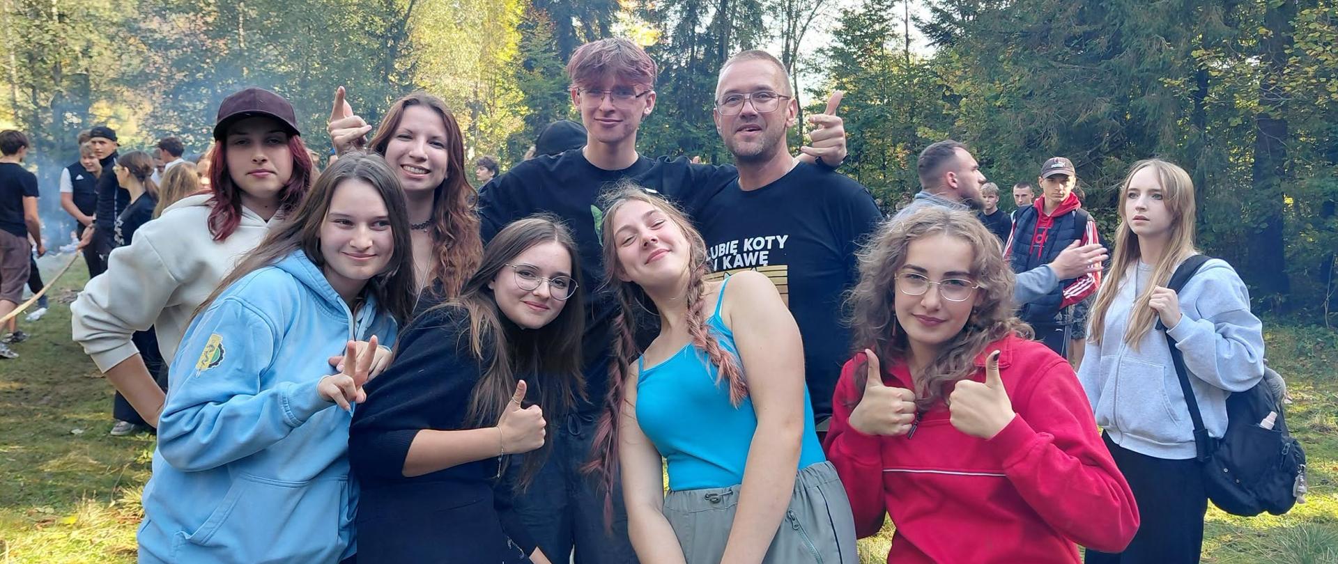 Zdjęcie uczniów wraz z p. Tomaszem Gąsienica- Wawrytko