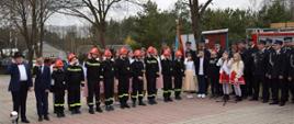 MDP i dzieci ze szkoły podstawowej w Boreczku w trakcie przedstawienia w tle strażacy OSP Boreczek
