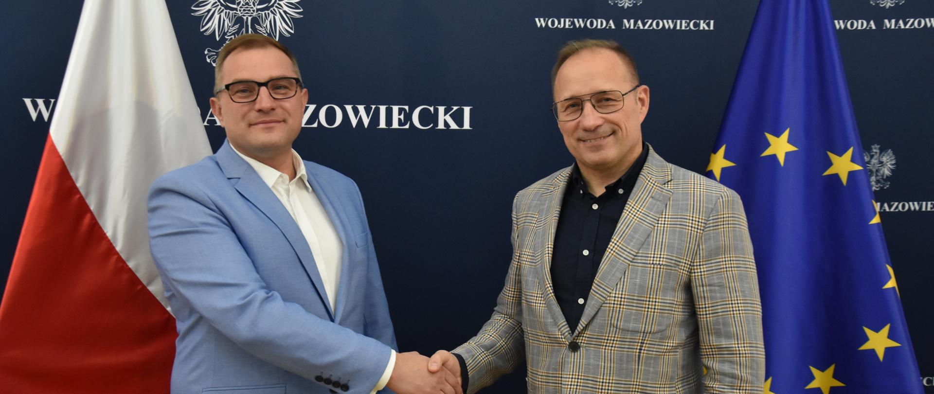 Na zdjęciu dwóch mężczyzn podających sobie rękę