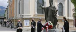 Ambasador Krzysztof Olendzki składa wieniec pod pomnikiem Jana Pawła II w Brezje 