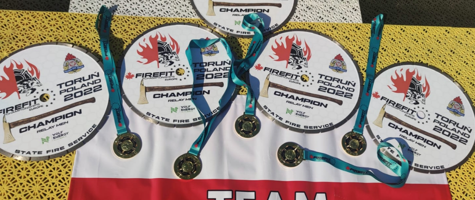 Zdjęcie nr 3 przedstawia trofea Team Warszawa zdobyte na zawodach w Toruniu.