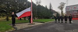 Uroczyste podniesienie flagi państwowej. 
