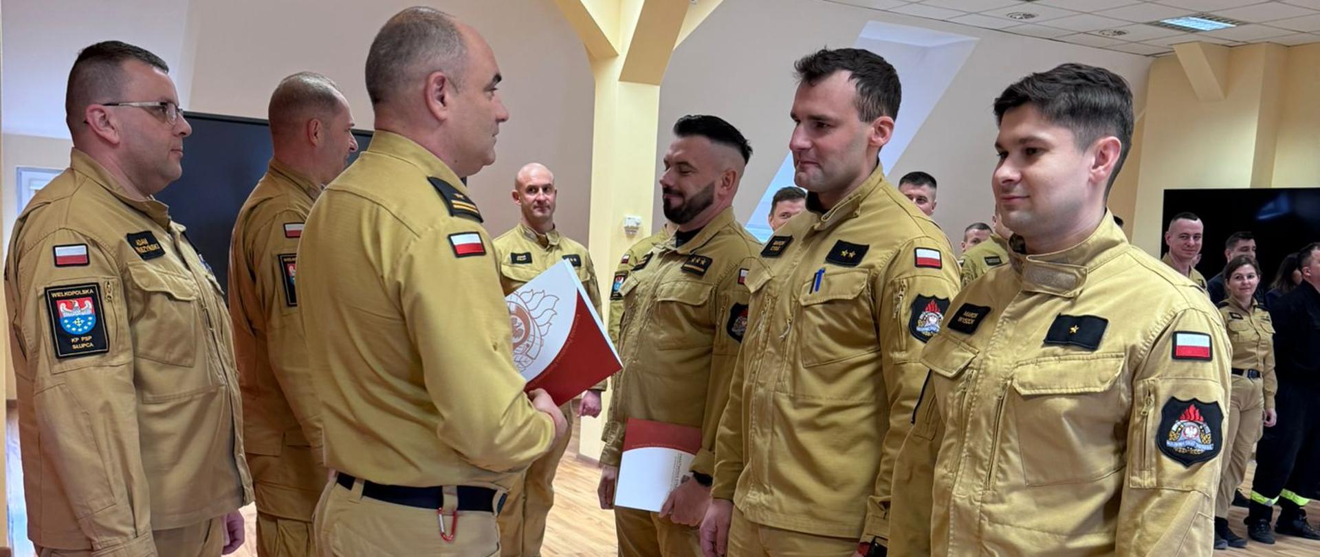 Komendanci oraz Dowódca JRG wręczają decyzje personalne