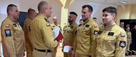 Komendanci oraz Dowódca JRG wręczają decyzje personalne