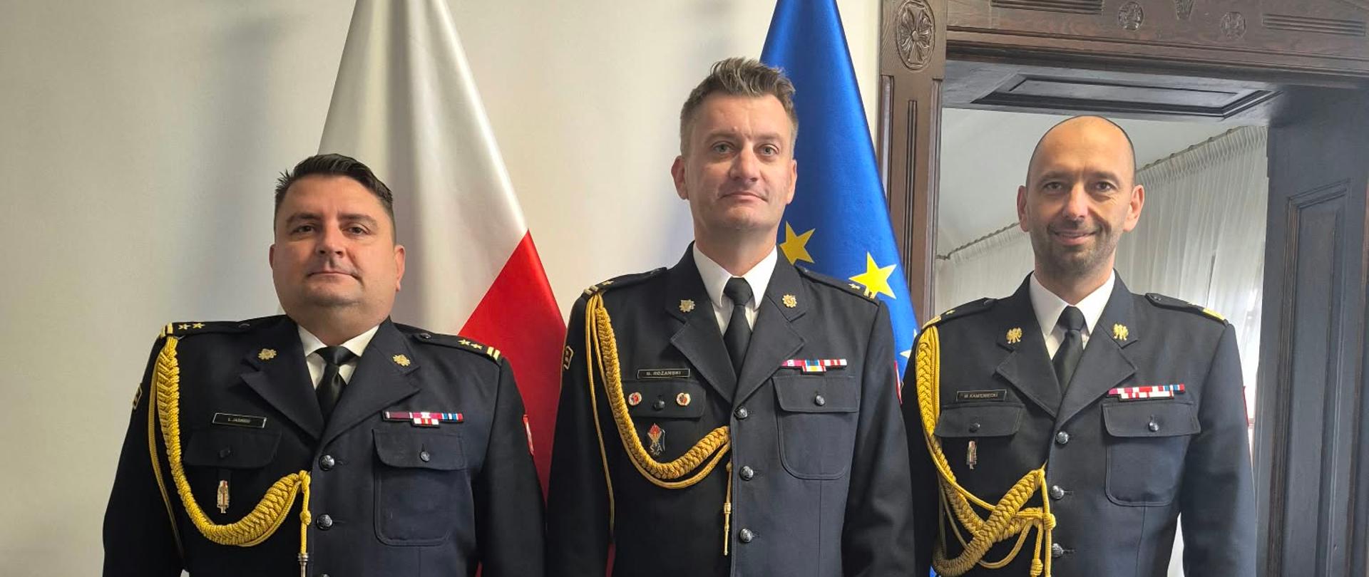 Zdjęcie komendantów w gabinecie komendnata wojewódzkiego