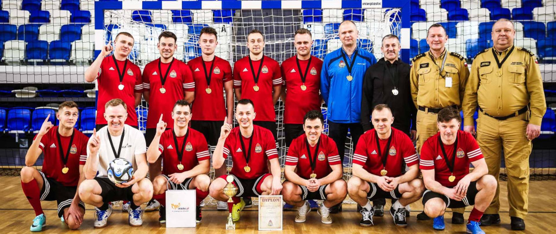 Zdjęcie przedstawia drużynę z Komendy Powiatowej PSP w Leżajsku w hali sportowej MOSiR
w Mielcu.
