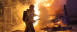 Strażacy gaszą pożar kampera