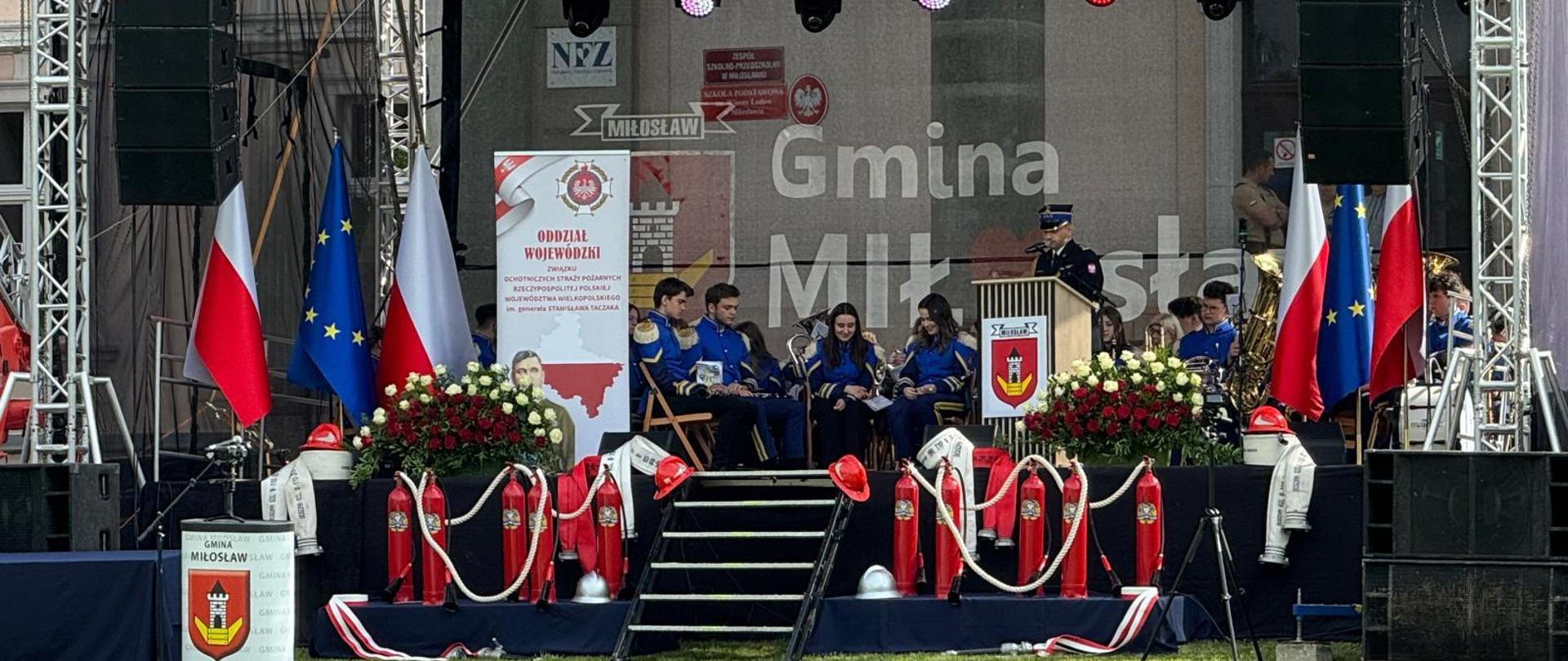 Wielkopolski komendant wojewódzki PSP w mundurze galowym przemawiający na scenie