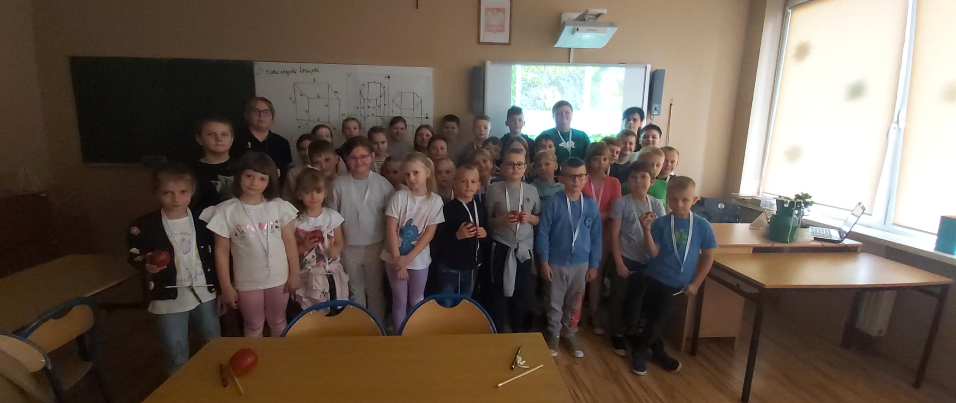 Uczniowie Szkoły Podstawowej w Pichlicach oraz pracownicy Oddziału Wieruszów