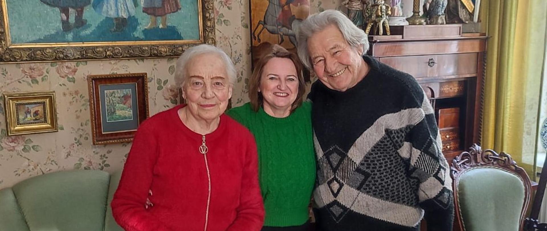 Barbara i Jan Skuza pozują do zdjęcia wraz z panią dyrektor Agnieszką Pilarek-Szumską.