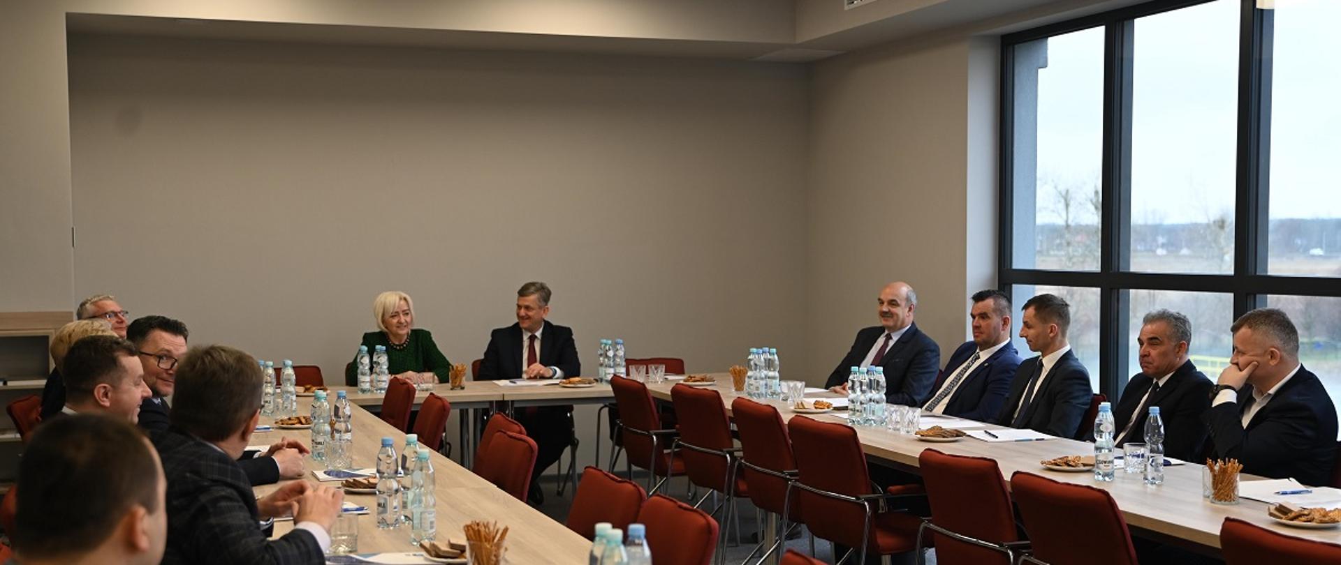 Spotkanie wojewody łódzkiego Doroty Ryl z samorządowcami z powiatu poddębickiego