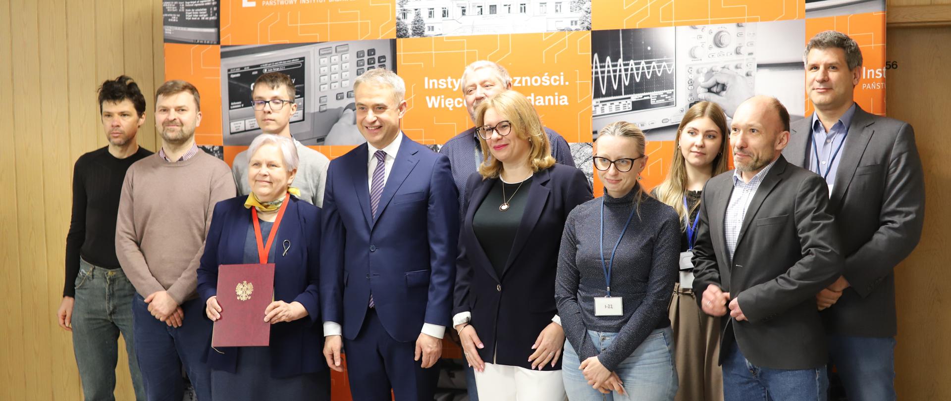 Deputy Prime Minister Krzysztof Gawkowski and Dr. Elżbieta Andrukiewicz with members of the staff of the IT Security Evaluation Facility.