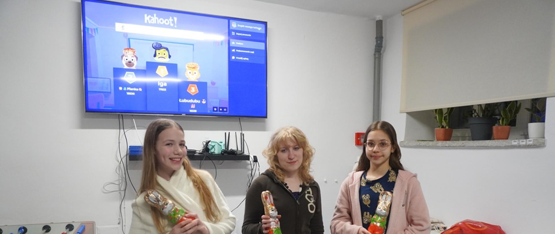 Wychowanki, które zajęły 1,2 i 3 miejsce pozują z zającami wielkanocnymi