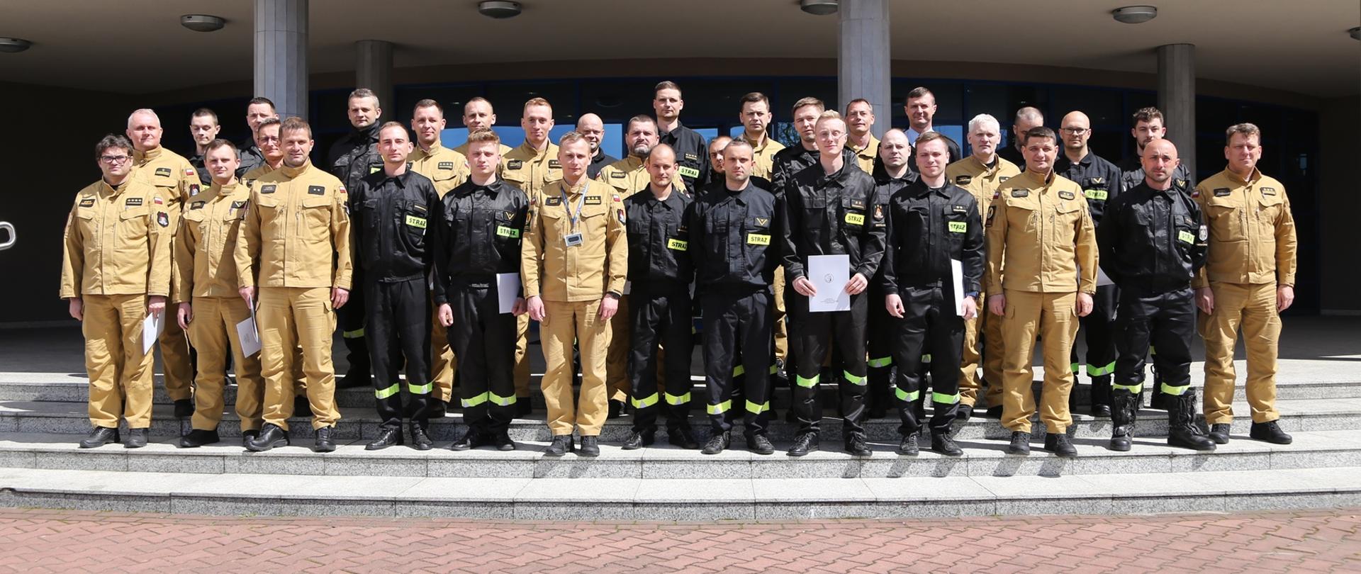 Grupowe zdjęcie uczestników oraz instruktorów warsztatów (33 funkcjonariuszy PSP) w towarzystwie Zastępcy Komendanta Centralnej Szkoły PSP