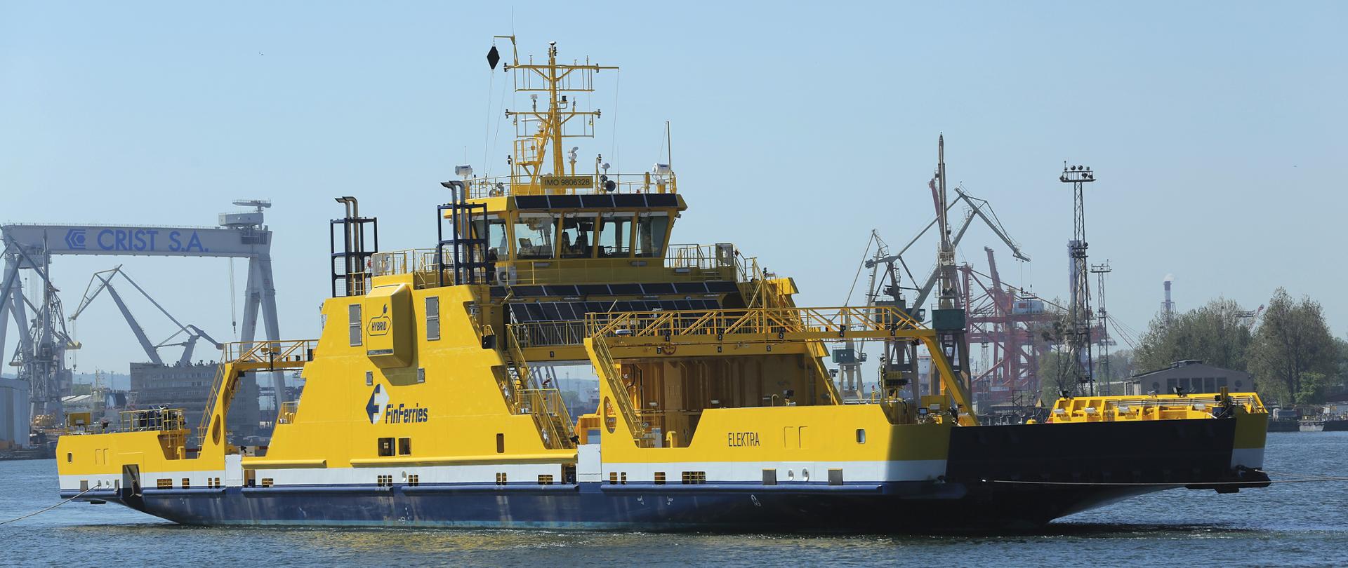 Elektra na tle stoczni Crist