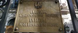 Ambasada_tabliczka
