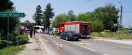 Wypadek kursowego busa pasażerskiego z samochodem osobowym