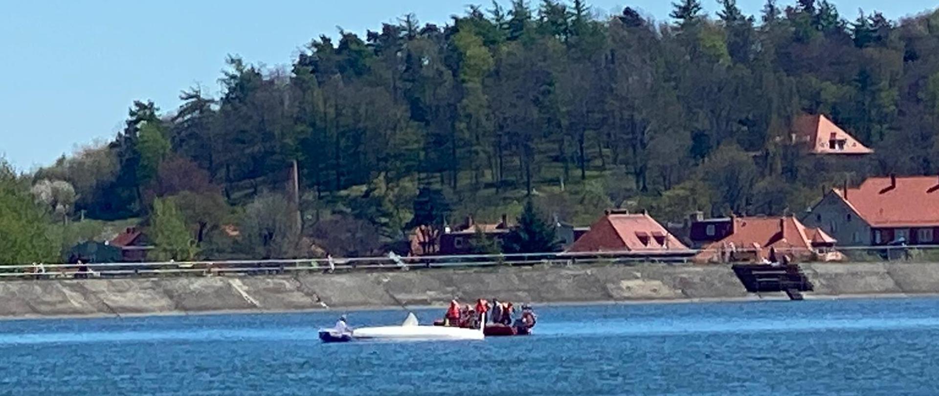 łodzie na zbiorniku