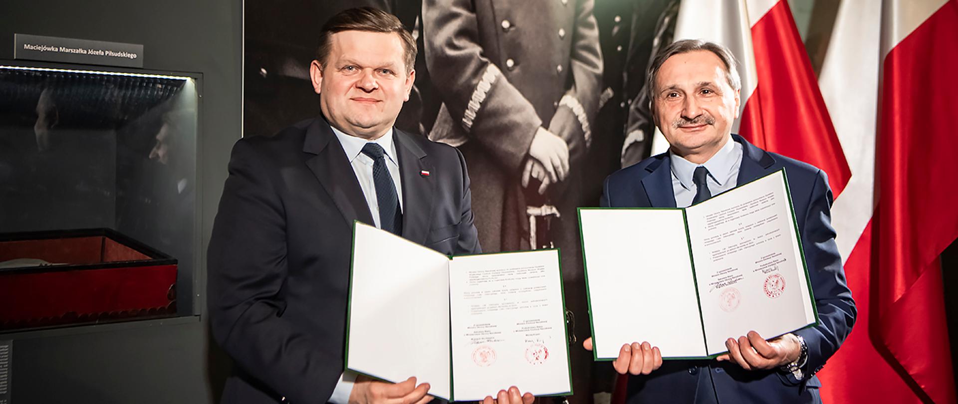 Wojciech Skurkiewicz, sekretarz stanu w MON w Muzeum Wojska Polskiego w Warszawie z listem intencyjnym.