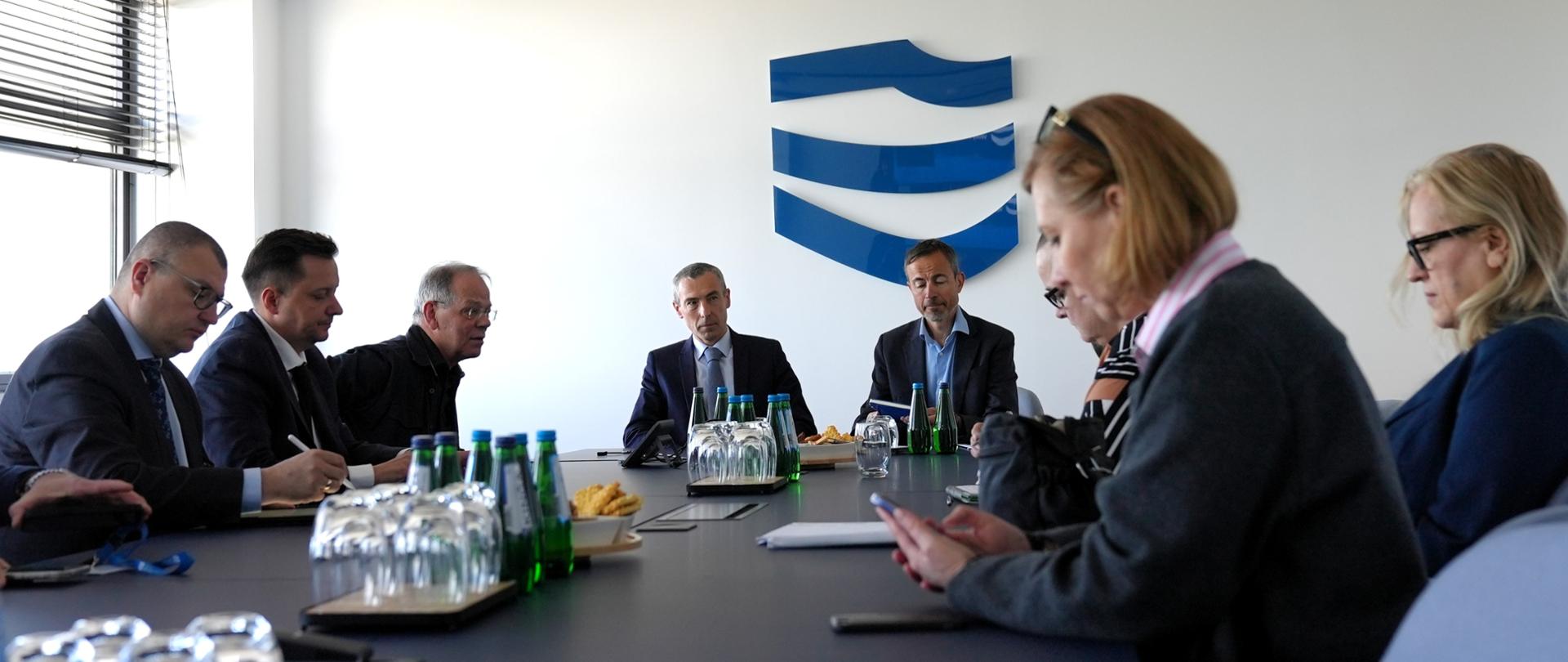 Prezes Wód Polskich Mateusz Balcerowicz gościł dziś w Warszawie przedstawicieli Banku Światowego i Banku Rozwoju Rady Europy. W spotkaniu uczestniczyli również m.in. autor rozwiązań przeciwpowodziowych dla zlewni Nysy Kłodzkiej, prof. Janusz Zaleski i zastępcy prezesa Wód Polskich. 