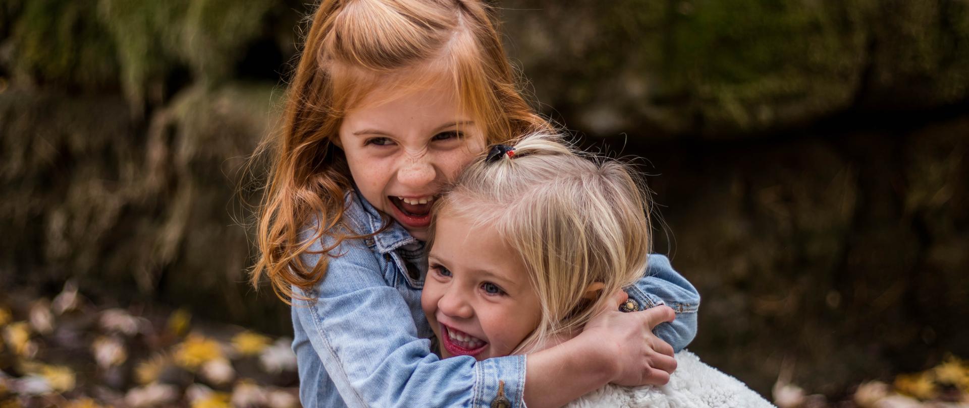 Dziewczynki obejmujące się w czasie zabawy