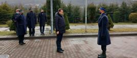 Dowódca uroczystości starszy kapitan Wojciech Kania składa meldunek o rozpoczęciu apelu wojewodzie Łukaszowi Kmicie. 