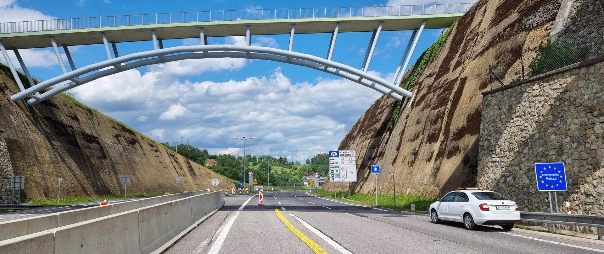 Na wjazdach do Polski ustawione są znaki D-39 informujące o dopuszczalnych prędkościach na drogach w Polsce. Na zdjęciu droga ekspresowa S1 w Zwardoniu pomiędzy skalnymi ścianami, widoczna jezdnia i oznakowanie drogi. 