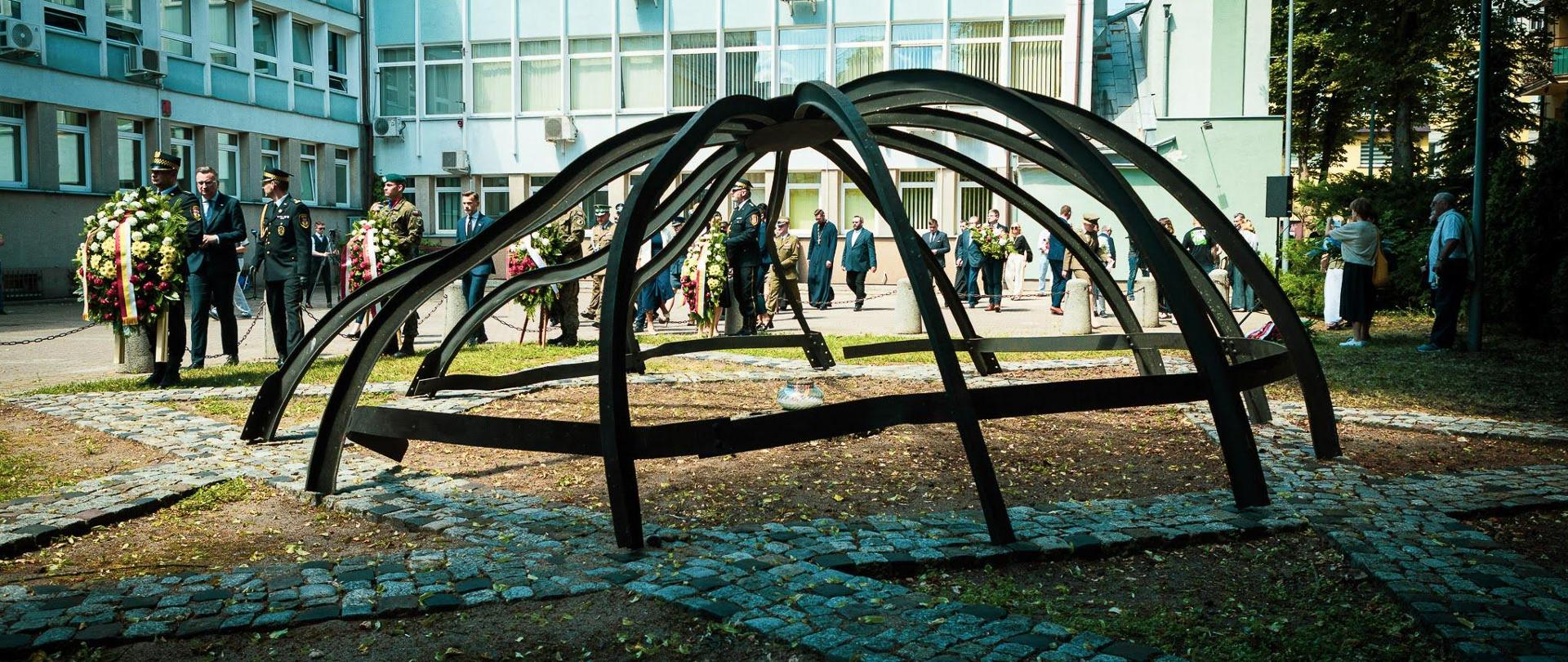 Pomnik Wielkiej Synagogi w Białymstoku. Metalowa konstrukcja w kształcie pogiętej struktury kopuły.