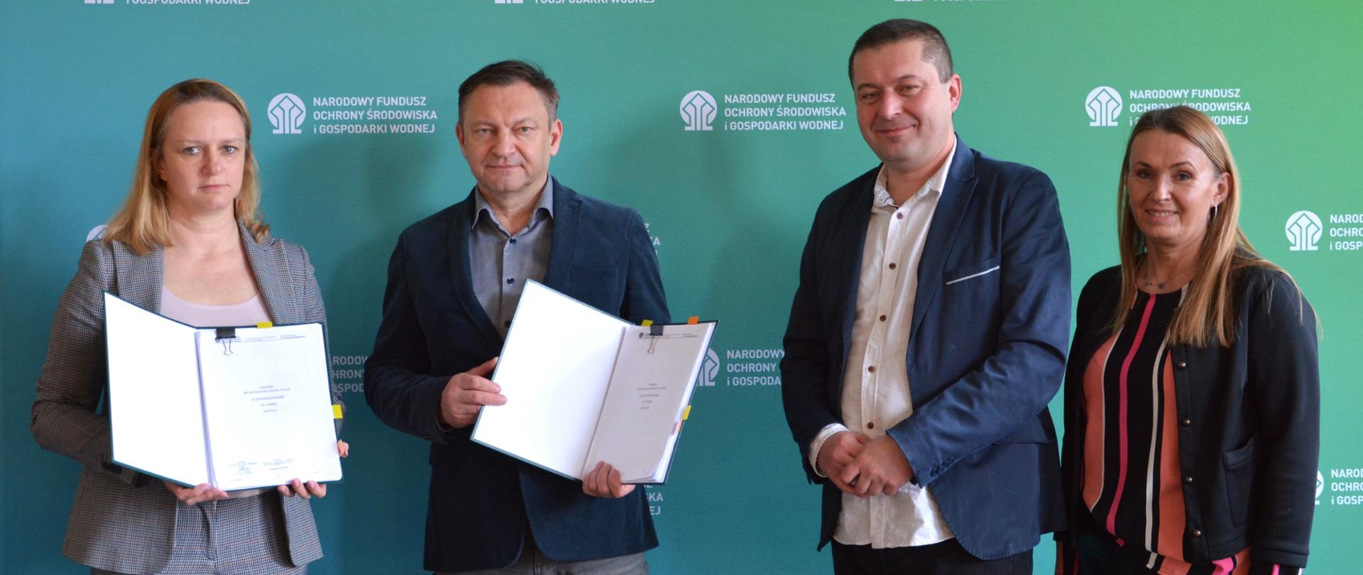 Podpisanie umowy o dofinansowanie w siedzibie NFOŚiGW. Zdjęcie grupowe