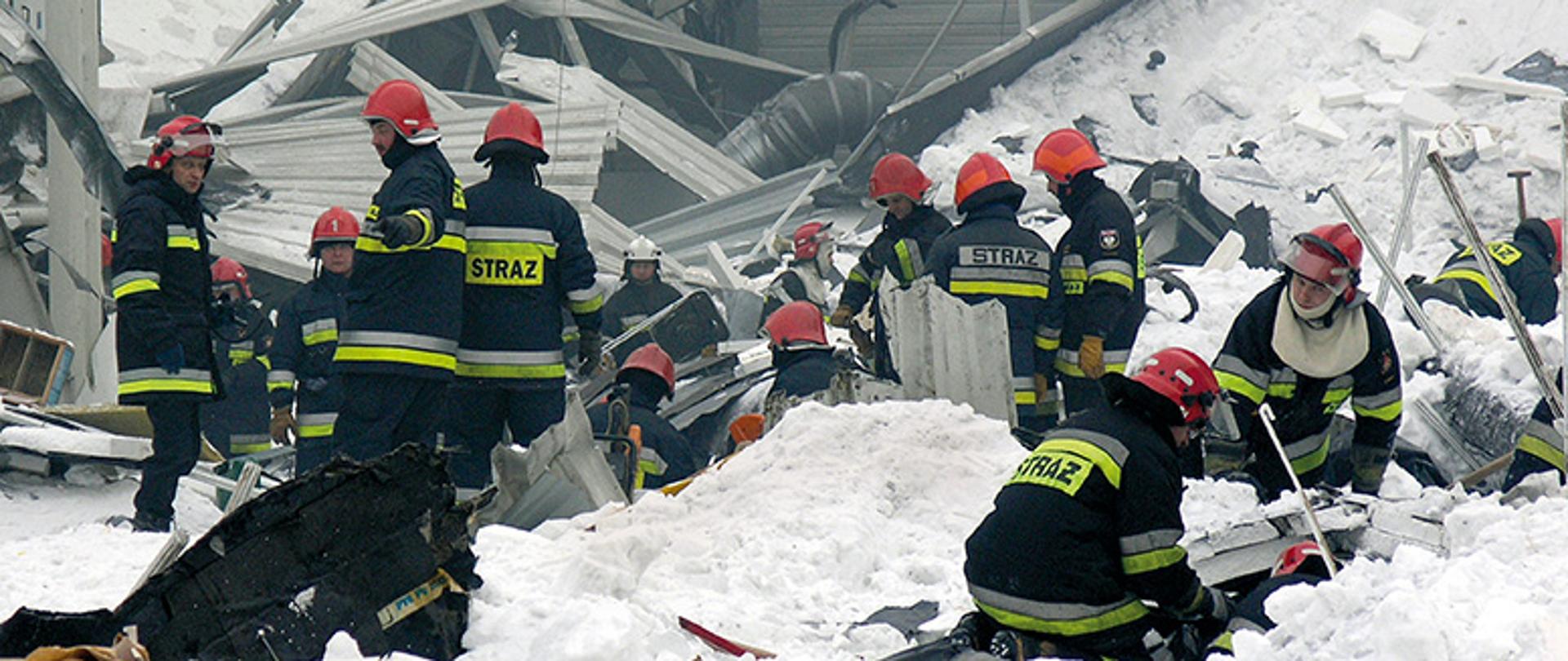 Działania strażaków na miejscu katastrofy budowlanej w Chorzowie 