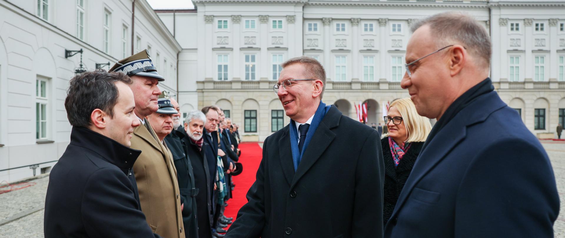 powitanie prezydenta Łotwy na dziedzińcu Pałacu Prezydenckiego